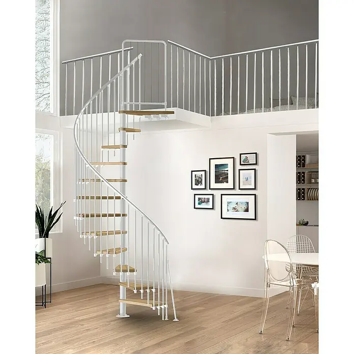 Atrium Spindeltreppe Novo Vertical - Farbton Metall: RAL 9003, Durchmesser: 140 cm, Buche, Geschosshöhe: 271,4 cm - 313,5 cm - Elegante Wendeltreppe mit Holzstufen und weißem Geländer, die stilvoll zu einem erhöhten Wohnbereich führt. Perfekt für moderne Interieurs.