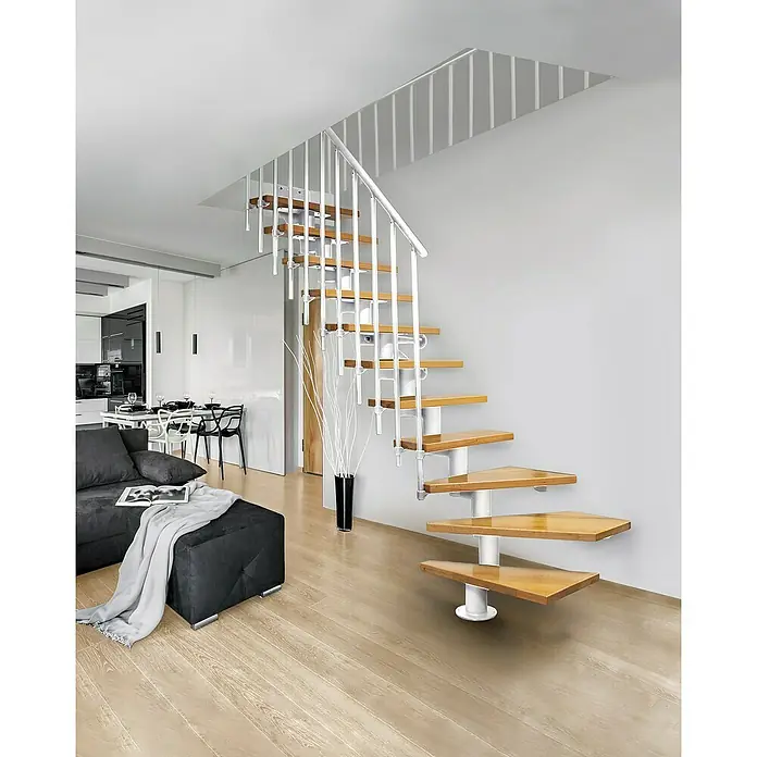 Atrium Mittelholmtreppe Dixi Plus Vertical - Farbton Metall: RAL 9003, Breite: 70 cm, Buche, 1/4-gewendelt, Geschosshöhe: 222 cm - 300 cm - Eine elegante Wendeltreppe mit hellen Holzstufen und weißem Geländer fügt sich nahtlos in das moderne Wohnambiente ein.