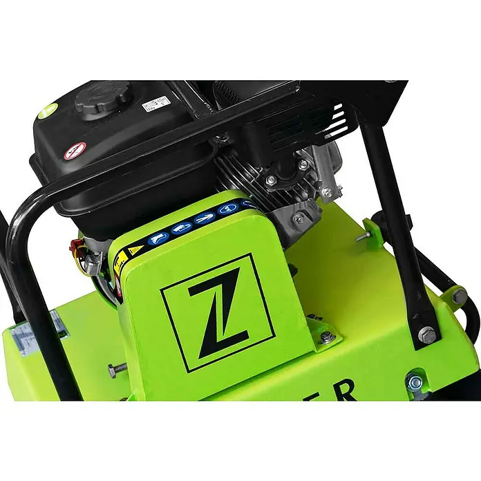 Zipper Rüttelplatte ZI-RPE120GYN - 4.100 W, Verdichtungstiefe: 30 cm - Nahaufnahme eines grünen Stampfers mit schwarzem Motor und Warnhinweisen auf dem Gehäuse.