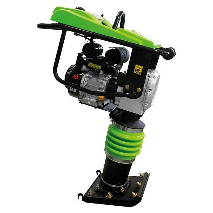 Zipper Vibrationsstampfer ZI-RAM80C - 4.100 kW - Ein grüner Stampfer mit schwarzem Rahmen steht auf einer schwarzen Basis. Ideal zum Verdichten von Böden und Untergründen.