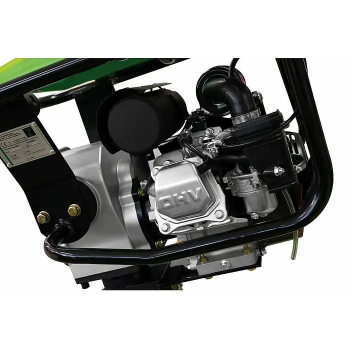 Zipper Vibrationsstampfer ZI-RAM80C - 4.100 kW - Nahaufnahme eines robusten Benzinmotors mit silbernem Zylinderkopf und OHV-Kennzeichnung, eingebettet in einen schwarzen Rahmen.
