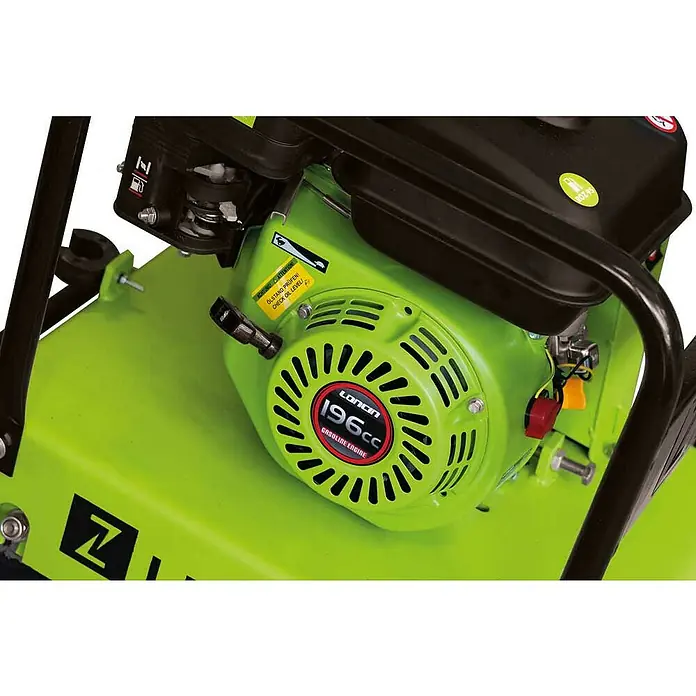 Zipper Rüttelplatte ZI-RPE120GYN - 4.100 W, Verdichtungstiefe: 30 cm - Nahaufnahme eines Loncin 196CC Benzinmotors in hellgrün, Teil einer Baumaschine.