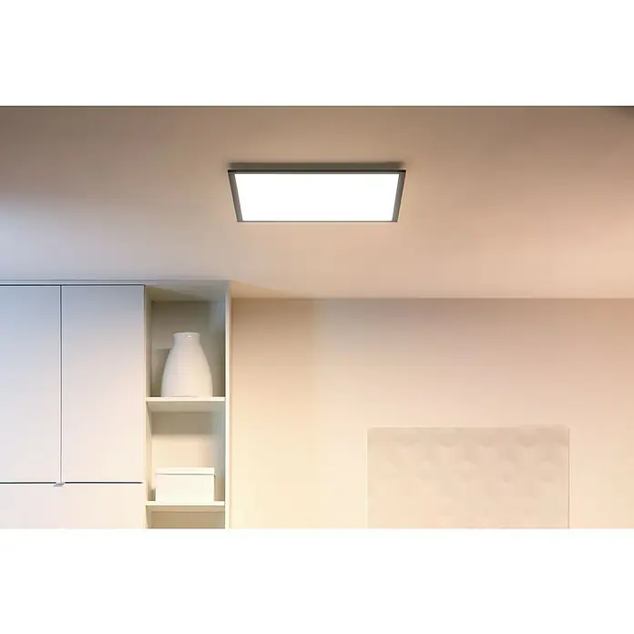Philips Wiz LED-Panel Tunable White Slim Design - 36 W, L x B x H: 60 x 60 x 4,2 cm, Schwarz, Kaltweiß - Das Bild zeigt eine moderne, rechteckige Deckenleuchte mit einem schlanken Rahmen, die helles Licht in einem stilvollen Raum spendet.