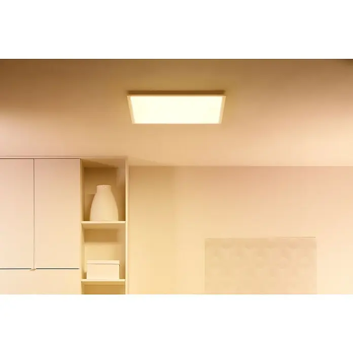 Philips Wiz LED-Panel Tunable White Slim Design - 36 W, L x B x H: 60 x 60 x 4,2 cm, Weiß, Kaltweiß - Eine quadratische Deckenleuchte in einem hellen Raum, die ein gleichmäßiges und angenehmes Licht spendet. Das minimalistische Design fügt sich nahtlos in die Umgebung ein.
