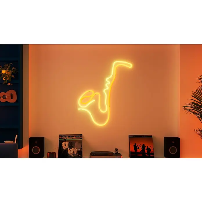 WiZ LED-Stripes Neon Flex - Länge: 10 m, RGBW - Wanddekoration mit Saxophon-Neonlicht, Lautsprechern, Schallplatten und einem Plattenspieler auf einem Lowboard für ein stimmungsvolles Ambiente.