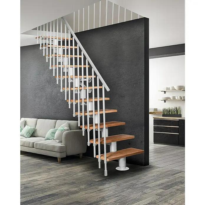 Atrium Mittelholmtreppe Dixi Vertical - Farbton Metall: RAL 9003, Breite: 70 cm, Buche, Gerade, Geschosshöhe: 222 cm - 300 cm - Eine moderne Treppe mit Holzstufen und weißem Geländer fügt sich elegant in ein stilvolles Wohnzimmer mit Sofa und dunkler Wand ein.
