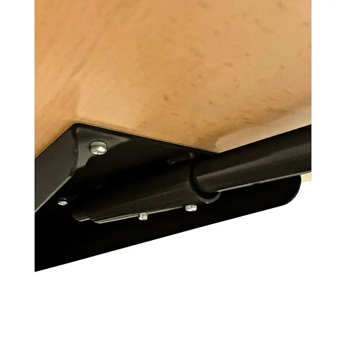 Atrium Spindeltreppe System - Farbton Metall: RAL 9005, Durchmesser: 168 cm, Buche, Geschosshöhe: 280 cm - 300 cm - Detailaufnahme eines schwarzen Tischgestells, das an einer hellen Tischplatte befestigt ist. Schrauben verbinden Metall und Holz.