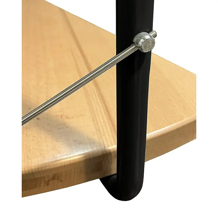 Atrium Spindeltreppe System - Farbton Metall: RAL 9005, Durchmesser: 168 cm, Buche, Geschosshöhe: 280 cm - 300 cm - Detailaufnahme einer Wendeltreppe mit Holzstufe, schwarzem Geländerpfosten und silberner Metallstrebe.