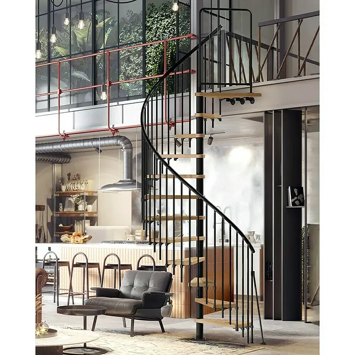 Atrium Spindeltreppe Novo Vertical - Farbton Metall: RAL 9005, Durchmesser: 160 cm, Eiche, Geschosshöhe: 271,4 cm - 313,5 cm - Elegante Wendeltreppe mit Holzstufen und schwarzem Geländer, die ein modernes Wohndesign ergänzt. Perfekt für stilvolle Raumgestaltung.