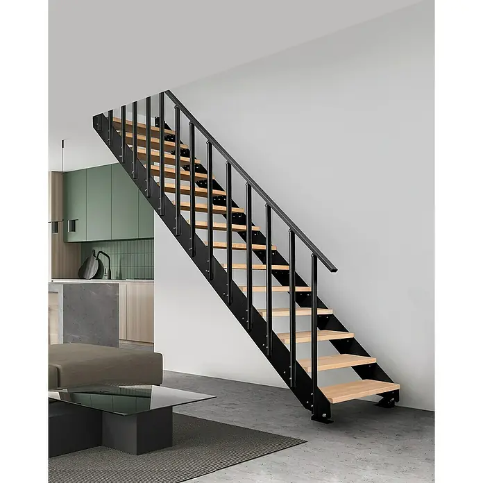 Atrium Wangentreppe Prosto Vertical - Farbton Metall: RAL 9005, Breite: 80 cm, Buche, 14 Geländerpfosten, Geschosshöhe: 247,5 cm - 285 cm - Elegante Treppe mit schwarzem Geländer und hellen Holzstufen. Das moderne Design fügt sich nahtlos in den Wohnraum ein und bietet einen stilvollen Aufgang.
