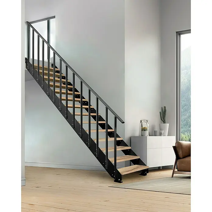 Atrium Wangentreppe Prosto Vertical - Farbton Metall: RAL 9005, Breite: 80 cm, Eiche, 14 Geländerpfosten, Geschosshöhe: 247,5 cm - 285 cm - Eine moderne Treppe mit schwarzen Metallrahmen und hellen Holzstufen in einem hellen, minimalistischen Wohnraum.