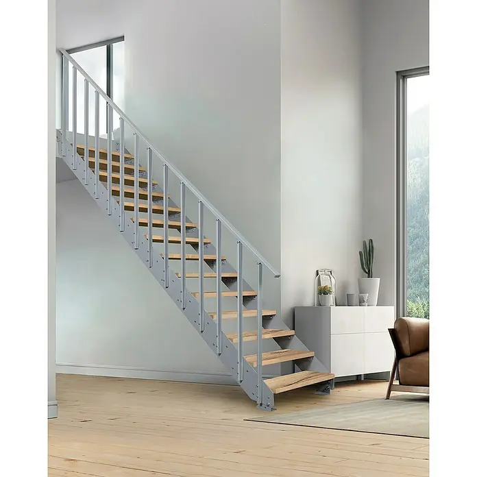 Atrium Wangentreppe Prosto Vertical - Farbton Metall: RAL 9006, Breite: 80 cm, Eiche, 14 Geländerpfosten, Geschosshöhe: 247,5 cm - 285 cm - Diese Aufnahme zeigt eine moderne Treppe mit Holzstufen und einem grauen Metallgeländer, die in einem hellen, minimalistischen Raum steht.