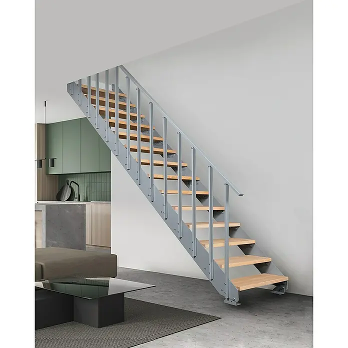 Atrium Wangentreppe Prosto Vertical - Farbton Metall: RAL 9006, Breite: 80 cm, Buche, 14 Geländerpfosten, Geschosshöhe: 247,5 cm - 285 cm - Die moderne Treppe mit Holzstufen und grauem Metallrahmen ist ein Blickfang. Sie fügt sich nahtlos in das Interieur ein.