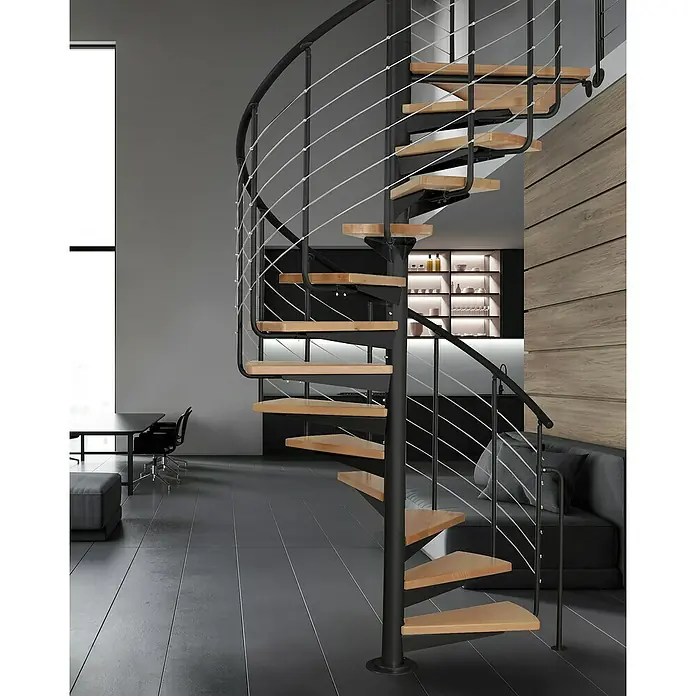 Atrium Spindeltreppe System - Farbton Metall: RAL 9005, Durchmesser: 168 cm, Buche, Geschosshöhe: 280 cm - 300 cm - Elegante Wendeltreppe mit Holzstufen und schwarzen Metallgeländern, die ein modernes und stilvolles Ambiente schafft.