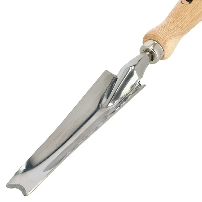 Gardol Unkrautstecher - Länge: 34 cm, Esche, Edelstahl - Nahaufnahme eines glänzenden Pflanzwerkzeugs mit Holzgriff, ideal für Gartenarbeiten und präzises Einpflanzen.
