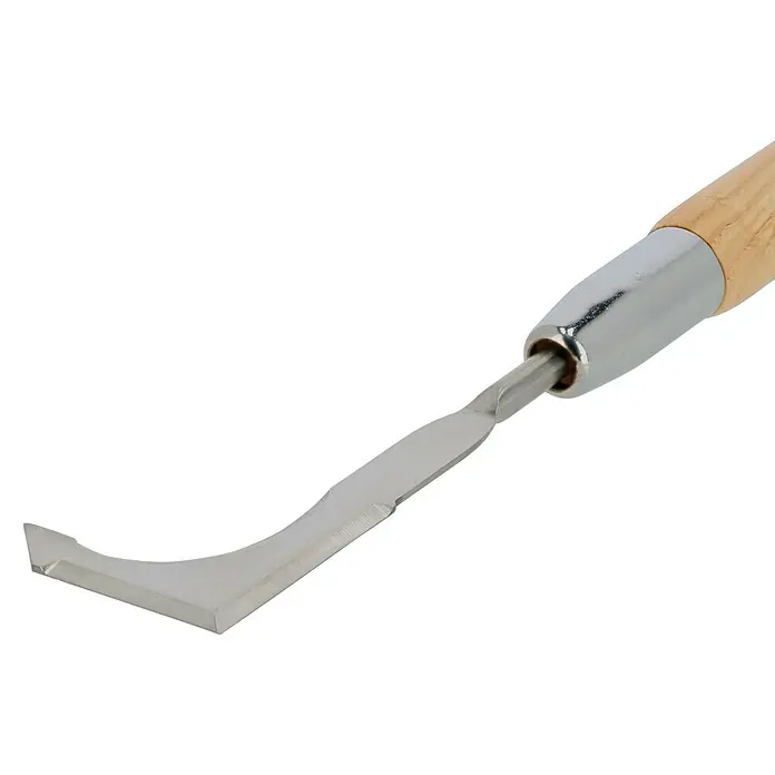 Gardol Fugenkratzer - Esche, Edelstahl, 56,5 cm - Nahaufnahme eines Winkelschälers mit Holzgriff und scharfer Metallklinge vor schwarzem Hintergrund.