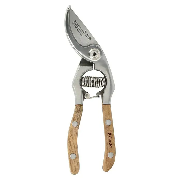 Gardol Gartenschere - Bypass, Holz, Stahl - Nahaufnahme einer Gartenschere mit Holzgriff und silberner Klinge, ideal für präzise Schnitte im Garten. Die hochwertige Verarbeitung garantiert Langlebigkeit.