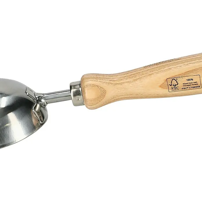 Gardol Blumenkelle - 34 cm, Esche, Edelstahl - Nahaufnahme eines Honiglöffels aus Edelstahl mit Holzgriff, der Nachhaltigkeit und Qualität vereint.