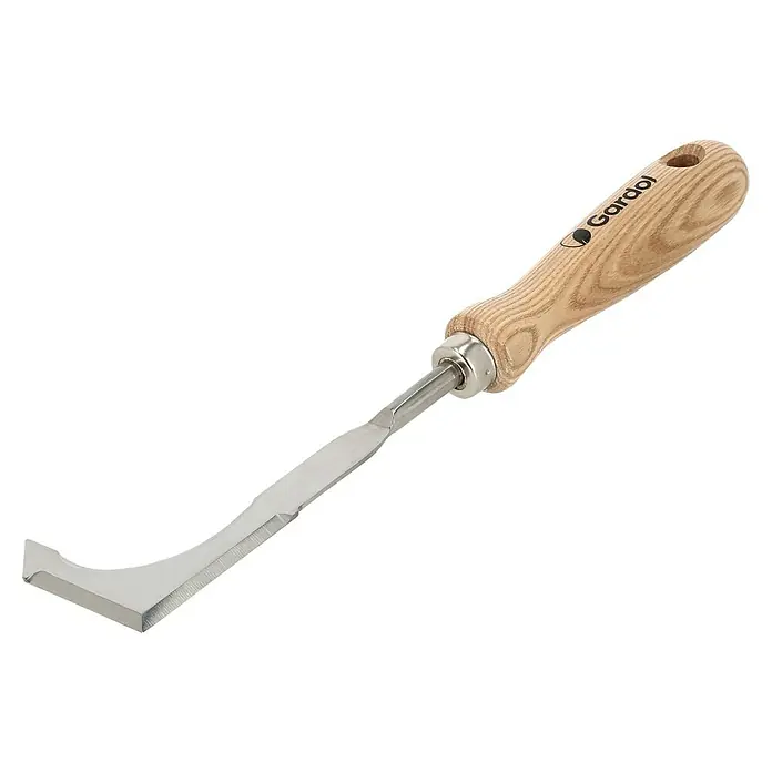 Gardol Fugenkratzer - Esche, Edelstahl, 34,5 cm - Das Bild zeigt einen Gardol Fugenkratzer mit Holzgriff. Das Werkzeug hat eine gebogene Metallklinge und ist für die Reinigung von Fugen konzipiert.
