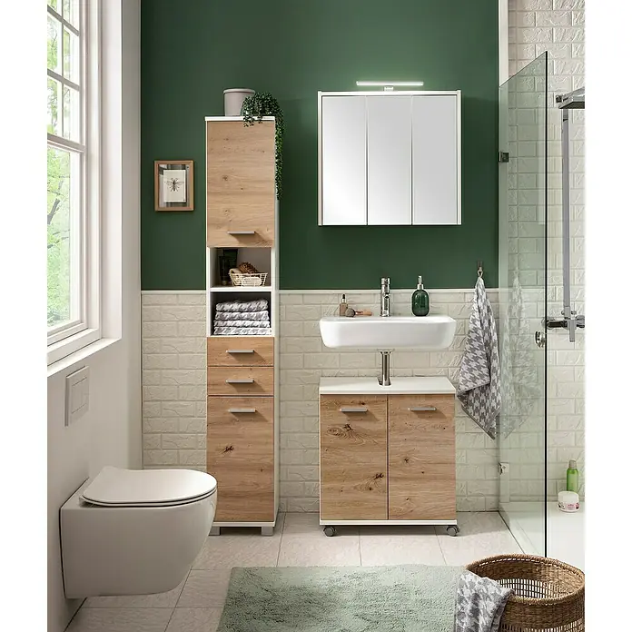 Schildmeyer Palermo LED-Spiegelschrank - B x H: 65 x 62,7 cm, Weiß - Ein Badezimmer mit Waschtischunterschrank, Spiegelschrank, Hochschrank in Holzoptik, Toilette und Dusche.