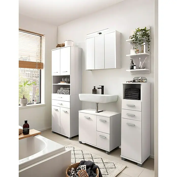 Schildmeyer Palermo Badregal - L x B x H: 17,45 x 30,3 x 70,2 cm, Weiß - Badezimmer-Ensemble mit weißen Badmöbeln, bestehend aus Hochschrank, Waschbeckenunterschrank und Spiegelschrank, ergänzt durch dekorative Elemente.