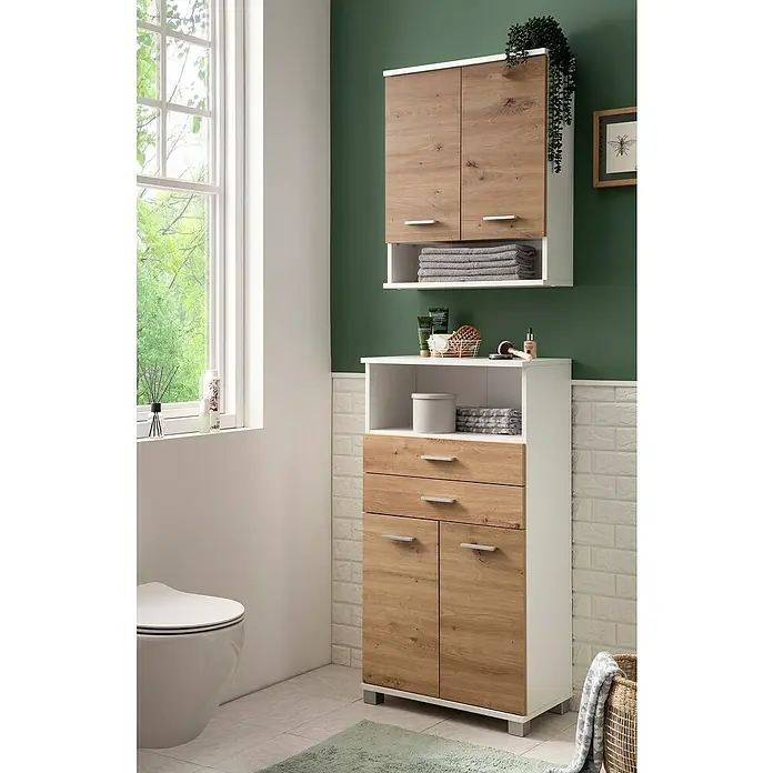 Schildmeyer Palermo Oberschrank - B x T x H: 60 x 20,5 x 71 cm, Weiß/Eiche, Matt - Ein Badezimmer mit einem weißen WC und einem Waschtischunterschrank in Holzoptik. Der Hochschrank bietet zusätzlichen Stauraum.