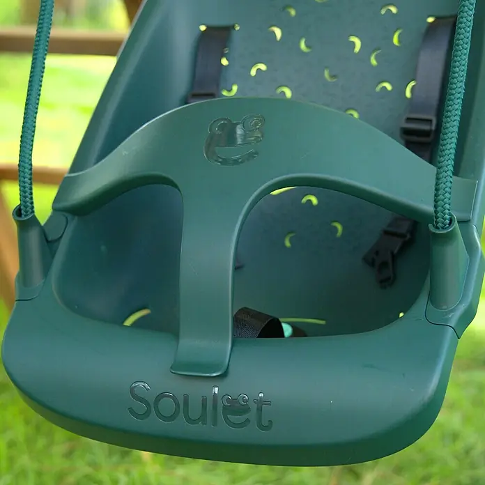 Soulet Babyschaukel Lilly - L x B x H: 350 x 160 x 600 mm, Kunststoff, Altersempfehlung: 6 Mon - 36 Mon - Nahaufnahme einer grünen Soulet-Babyschaukel mit Sicherheitsgurten, die für den Komfort und die Sicherheit kleiner Kinder entwickelt wurde.