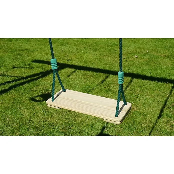 Soulet Schaukelsitz - L x B: 380 x 160 mm, Holz - Nahaufnahme einer Holzschaukel mit grünen Seilen auf einem grünen Rasen, die zum Spielen und Entspannen im Freien einlädt.
