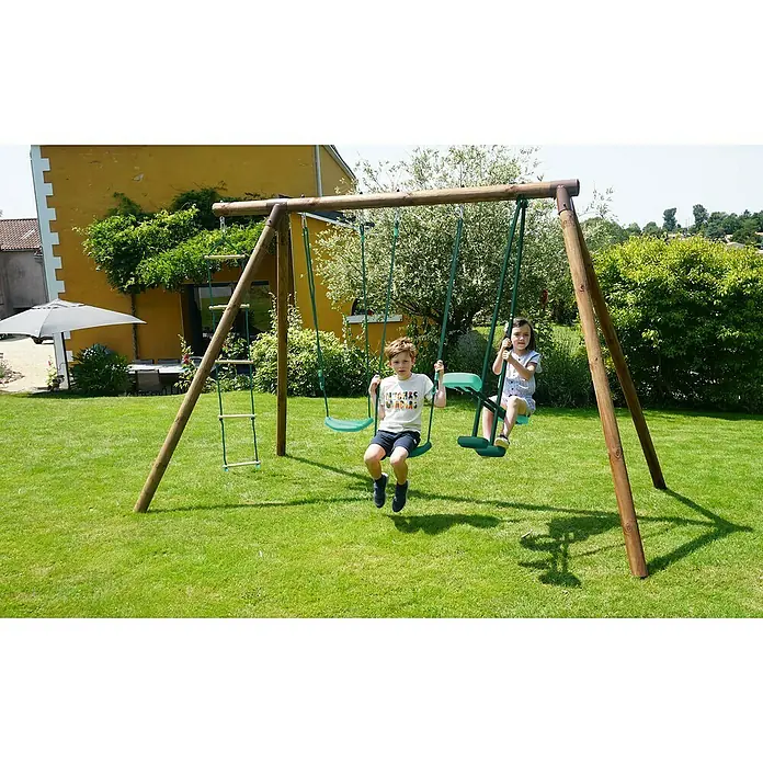 Soulet Schaukel Gabin - B x L: 1.890 x 3.180 mm, Holz - Kinder schwingen auf einer Holzschaukel im Garten, die fröhliche und aktive Momente im Freien bietet.