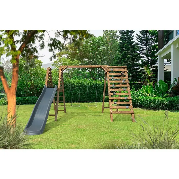 Soulet Kinderspielturm Isis - L x B x H: 3.230 x 3.530 x 2.200 mm, Holz - Bild eines hölzernen Spielplatzes mit Rutsche, Schaukeln und Kletterwand im Garten.