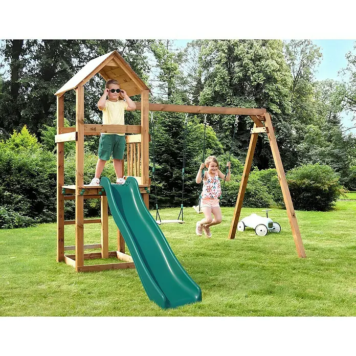 Soulet Kinderspielturm Noumea - L x B x H: 2.730 x 3.130 x 2.370 mm, Holz - Kinderspielplatz mit Rutsche und Schaukel, auf dem zwei Kinder spielen. Ein Junge steht auf der Plattform und ein Mädchen schaukelt.