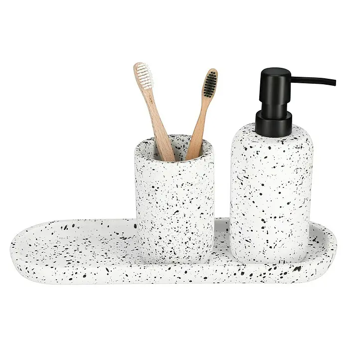Camargue Badablage Stone Terrazzo - Breite: 10,7 cm, Polyresin, Weiß/Schwarz - Badezimmerset mit weißem Seifenspender, Zahnputzbecher und Ablage mit schwarzen Sprenkeln und zwei Holzzahnbürsten.