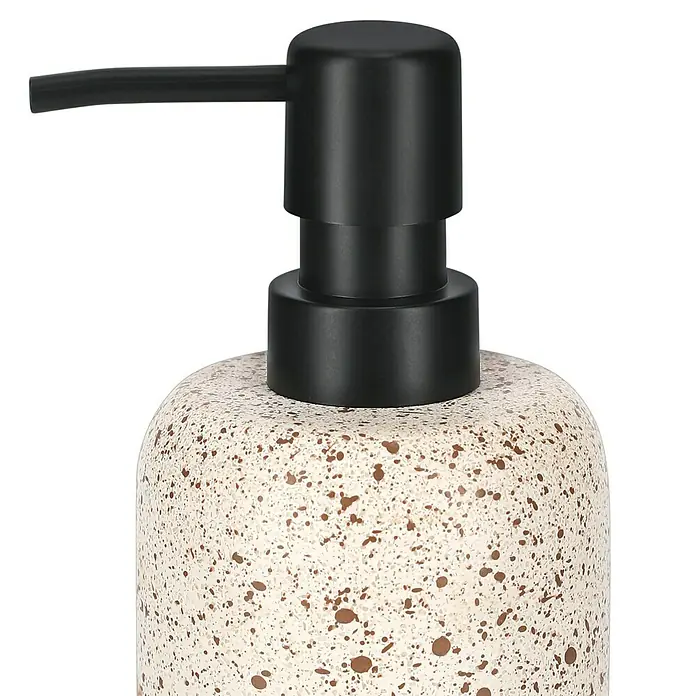 Camargue Seifenspender Stone Terrazzo - 7,5 x 7,5 x 18 cm, Polyresin, Beige/Braun - Nahaufnahme eines stilvollen Seifenspenders mit gesprenkeltem Muster und schwarzem Pumpkopf, der Badezimmerästhetik veredelt.