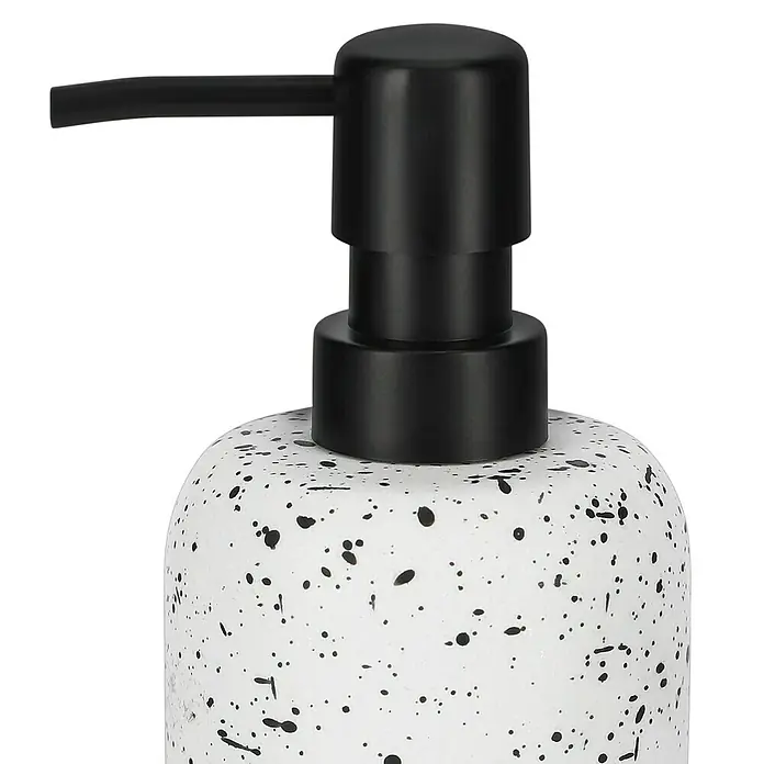 Camargue Seifenspender Stone Terrazzo - 7,5 x 7,5 x 18 cm, Polyresin, Weiß/Schwarz - Nahaufnahme eines weißen Seifenspenders mit schwarzen Sprenkeln und einem schwarzen Pumpkopf.