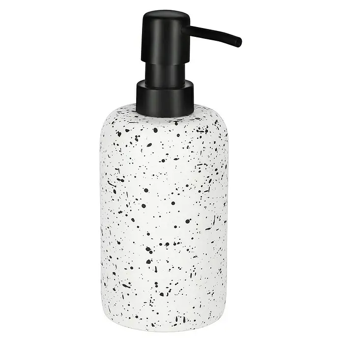 Camargue Seifenspender Stone Terrazzo - 7,5 x 7,5 x 18 cm, Polyresin, Weiß/Schwarz - Ein stilvoller Seifenspender mit einem weißen Behälter und schwarzen Sprenkeln, abgerundet durch eine elegante, mattschwarze Pumpe.