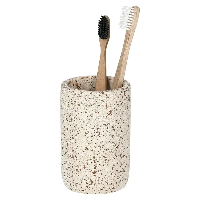 Camargue Zahnputzbecher Stone Terrazzo - Polyresin, Beige/Braun - Zahnbürstenhalter mit zwei Holzzahnbürsten, eine mit schwarzen und eine mit weißen Borsten, ideal für Badezimmer-Accessoires.