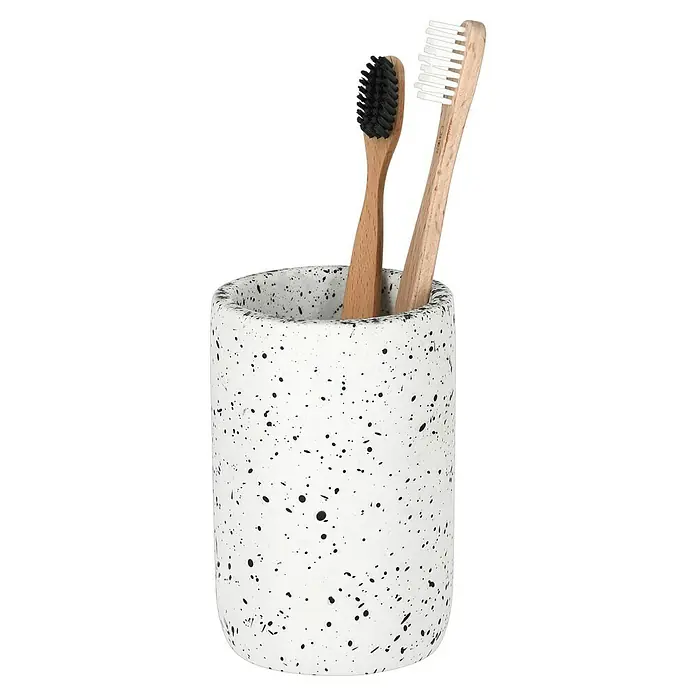 Camargue Zahnputzbecher Stone Terrazzo - Polyresin, Weiß/Schwarz - Zwei Zahnbürsten in einem weißen Zahnputzbecher mit schwarzen Sprenkeln.