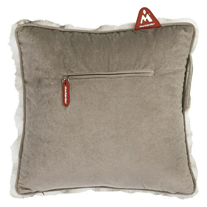 Montandor Heizkissen Wärmekissen - 45 x 45 cm, Taupe - Rückseite eines quadratischen Montandor-Kissens mit Kunstfellrand, Reißverschluss und Markenetikett.