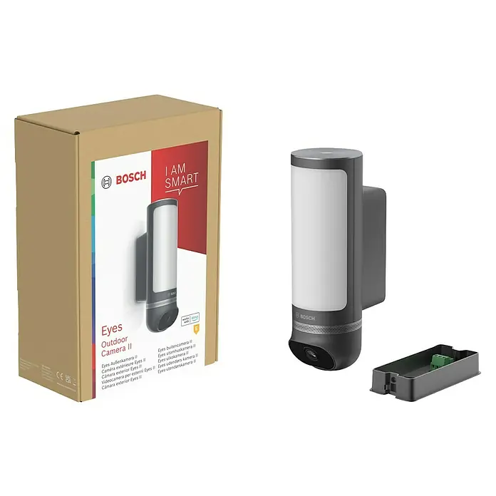 Bosch Smart Home Überwachungskamera Eyes II -  - Das Bild zeigt die Bosch Eyes Outdoor Camera II mit Verpackung und Zubehör, eine smarte Überwachungskamera für den Außenbereich.