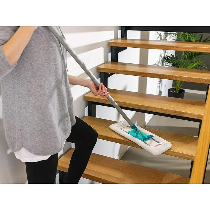 Leifheit Ersatz-Bezug Staubbezug Superduster Floor XL - Weiß, Passend für: Leifheit Bodenwischer Profi XL - Eine Person wischt mit einem Leifheit-Wischmop die Holztreppe, um sie sauber zu halten. Ideal für die Treppenhausreinigung.