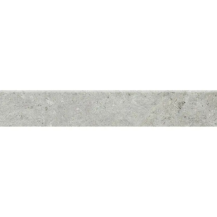 Zócalo cerámico Limestone - 9,5 x 60 cm, Mate - Una losa de piedra alargada gris sobre un fondo negro, ideal para visualizaciones arquitectónicas con una superficie texturizada.