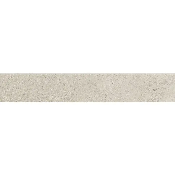 Zócalo cerámico Yafra - 9,5 x 60 cm, Arena, Mate - Primer plano de una baldosa de terrazo beige, ideal para interiores modernos. Diseño elegante para suelos y paredes con estilo.