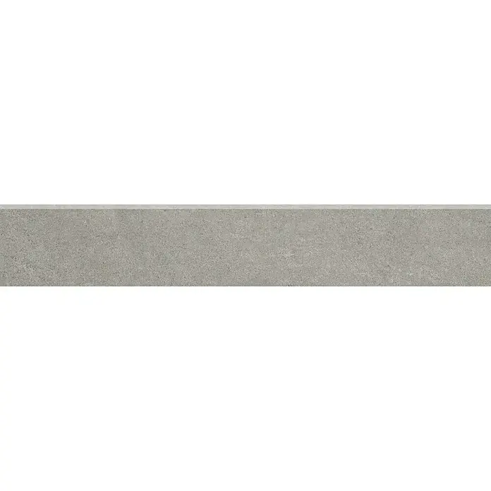 Zócalo cerámico Logan - 9,5 x 60 cm, Grafito, Mate - La imagen muestra una baldosa de hormigón en tono gris sobre un fondo negro. Ideal para interiores modernos.