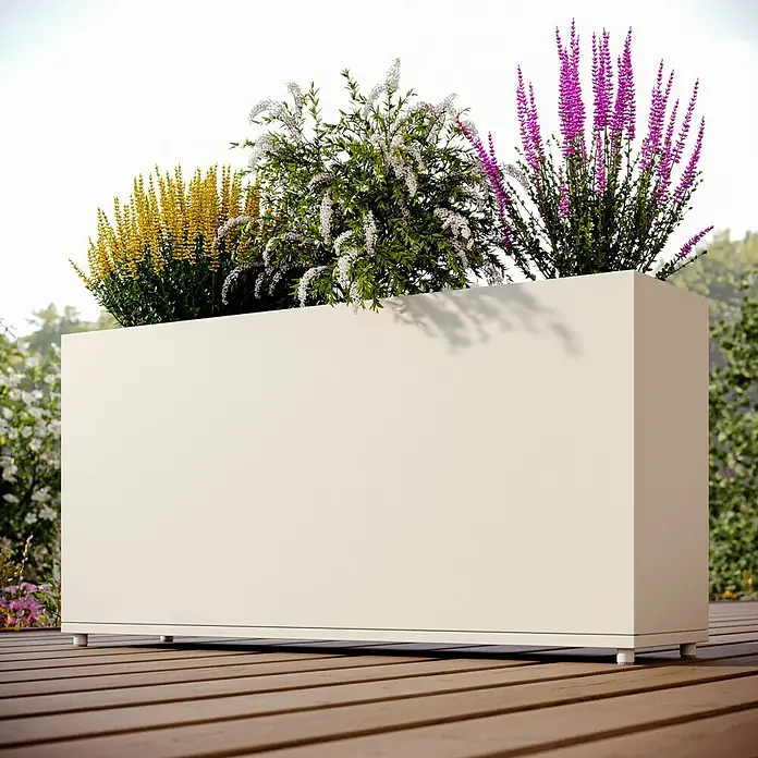 Sunfun Lumar Pflanzkübel eckig - Außenmaß (L x B x H): 89 x 23 x 45 cm, Stahl, Light-Greige - Ein rechteckiger, beiger Pflanzkasten mit gelben, weißen und lila blühenden Pflanzen auf einer Holzterrasse.