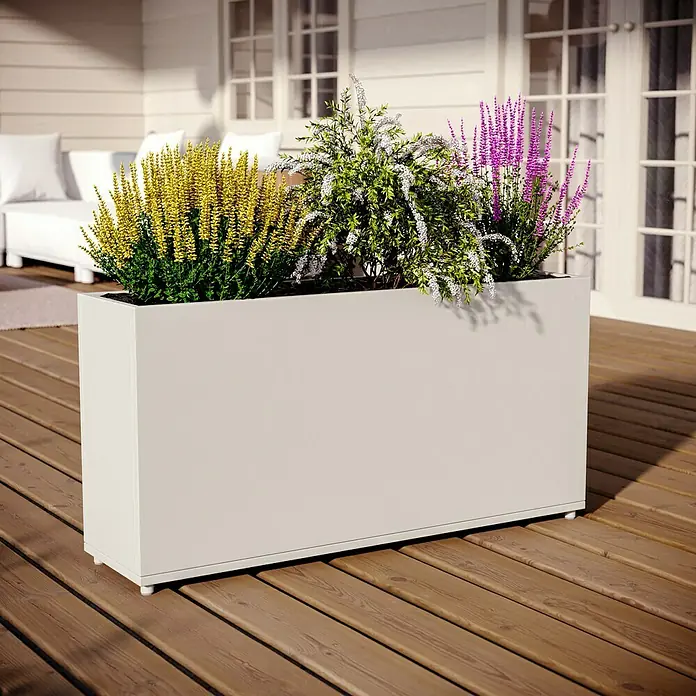 Sunfun Lumar Pflanzkübel eckig - Außenmaß (L x B x H): 89 x 23 x 45 cm, Stahl, Light-Greige - Ein großer, rechteckiger Pflanzkasten aus Metall in Grau mit gelben, weißen und lila Blumen auf einer Holzterrasse.