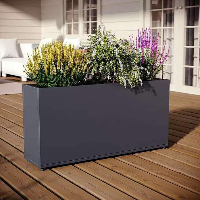 Sunfun Lumar Pflanzkübel eckig - Außenmaß (L x B x H): 89 x 23 x 45 cm, Stahl, Night-Grey - Ein stilvoller, rechteckiger Blumenkasten in Anthrazit, bepflanzt mit gelben, weißen und lila Blüten, für den Außenbereich.