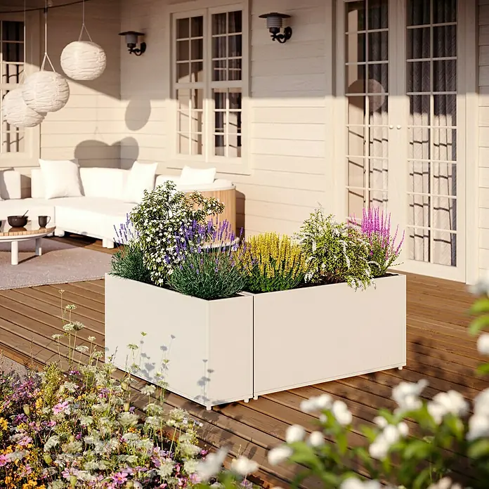 Sunfun Lumar Pflanzkübel eckig - Außenmaß (L x B x H): 89 x 23 x 45 cm, Stahl, Light-Greige - Die Aufnahme zeigt zwei quadratische, beigefarbene Pflanzkästen auf einer Holzterrasse, bepflanzt mit verschiedenen Blumen und Pflanzen.