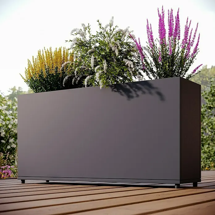 Sunfun Lumar Pflanzkübel eckig - Außenmaß (L x B x H): 89 x 23 x 45 cm, Stahl, Night-Grey - Großer rechteckiger Pflanzkasten in Anthrazit mit bunten Pflanzen auf einer Holzterrasse. Ideal für Garten und Balkon.