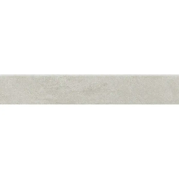 Zócalo cerámico Logan - 9,5 x 60 cm, Gris, Mate - Primer plano de una baldosa cerámica alargada de color gris claro con una textura sutil, ideal para interiores modernos.