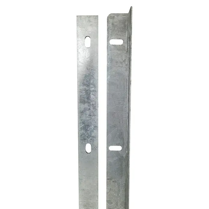 FA-Bausysteme Zaunabschlussleiste - Stahl, 80 cm, Silber, Passend für: Doppelstabmattenzäune - Nahaufnahme eines grauen Metall-Leitschienensystems, das Stabilität und Schutz im Straßenverkehr bietet.